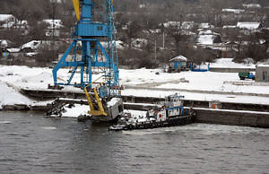 В Каменском речном порту тонут баржа и кран. Это грозит новой экологической катастрофой