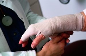 Поломанные конечности, вывихи и ушибы. Коммунальщики провалили зимний сезон