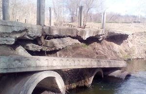 Горожане просят мэра восстановить мост через дренажный канал