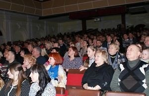 В городском театре поздравляли женщин