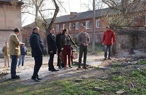 Власти Каменского взялись за благоустройство дворовых территорий в районе центрального рынка