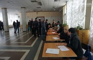 Комиссия проверяет подписи за лишение мандата Коваленко. Горожане подтверждают желание забрать мандат