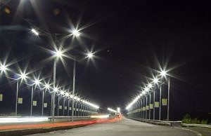 В Каменском продолжаются работы по восстановлению наружного освещения