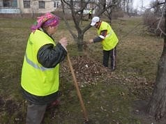 Почему так грязно и воняет в местах сбора мусора