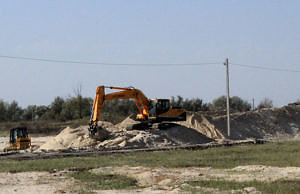 Незаконный карьер «обмеляет» реку Орель, Голубое озеро и колодцы жителей