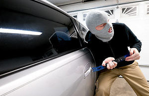 Из гаража угнали автомобиль. Полиция просит помощи