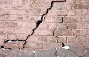 Жильцы разрушающегося дома требуют справедливости