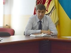 «Купи газету, а не то уволим». Как коммунальщиков заставляют покупать агитационный листок Плахотника