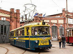 Работникам КП «Трамвай» задерживают зарплату, пока директор атакует общественность хвалебными одами