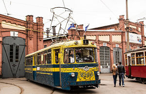 Работникам КП «Трамвай» задерживают зарплату, пока директор атакует общественность хвалебными одами