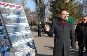 После капитального ремонта в парке начала рассыпаться тротуарная плитка