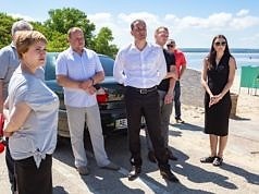 Мэр Каменского проверил готовность пляжей к летнему сезону