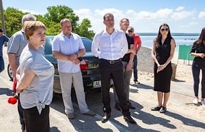 Мэр Каменского проверил готовность пляжей к летнему сезону