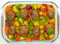 Сочные мясные котлеты с овощами в духовке
