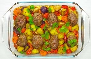 Сочные мясные котлеты с овощами в духовке