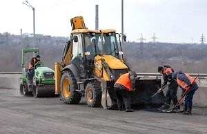 На дорогах Каменского начался ремонт ям и выбоин
