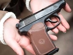 Жители Каменского сдают в полицию оружие и спецсредства