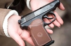 Жители Каменского сдают в полицию оружие и спецсредства