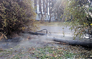 Зимний сезон для коммунальщиков начался с прорывов и уничтожения асфальта.