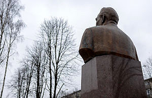 Бракодел испортил бюст Брежнева?