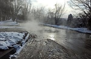 Улицы заливает кипятком. Горожане оплачивают халатность