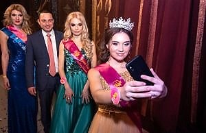 Конкурсы красоты, премии чиновникам. Как мэр распоряжается бюджетом