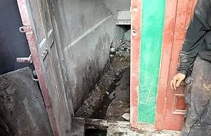 Бригада аварийной службы разломала коммуникации в жилом доме и уехала