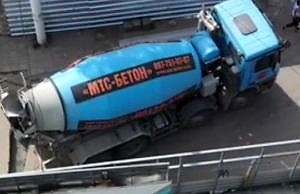 Фирма депутата Миршавки залила бетоном клумбы в центре города