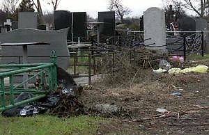 Кладбище не убрали, въезд закроют, автобусов не будет. Власти «подготовились» к поминальным дням