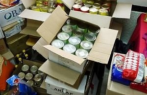 В Каменском льготникам и переселенцам выдают гуманитарную помощь