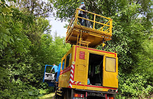 В Каменском приводят в порядок контактную сеть и рельсы