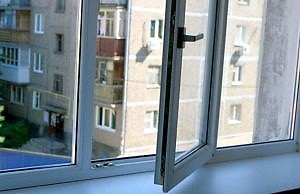 В Каменском прокурор выбросилась из окна