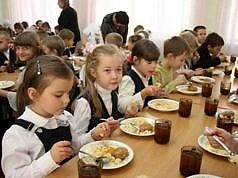Учащихся отдельных категорий в Каменском обеспечат бесплатным питанием