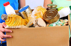 В Каменском снова начали выдавать продуктовые наборы бесплатно