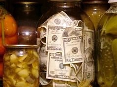 Хранение сбережений в валюте для украинцев может быть рискованным