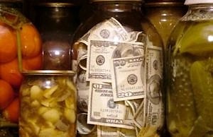 Хранение сбережений в валюте для украинцев может быть рискованным