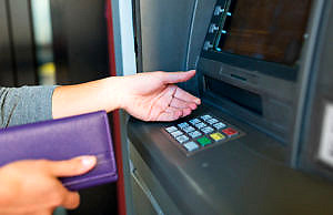 НБУ ввел новые условия снятия наличных в банкоматах