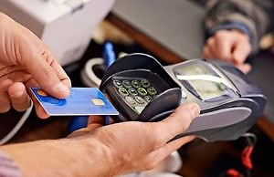 Снять пенсию можно будет на кассах супермаркетов