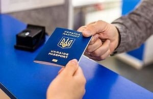 Украинцы могут оформить загранпаспорт себе и детям одновременно