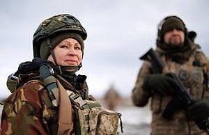 В Украине женщин могут привлечь к допризывной подготовке