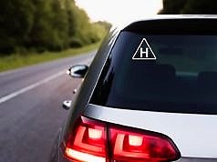 На дорогах появятся автомобили с наклейкой «Н» — что она означает?