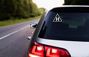 На дорогах появятся автомобили с наклейкой «Н» — что она означает?