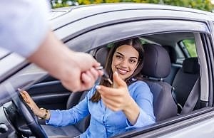 В Украине резко вырос уровень перерегистрации автомобилей на женщин через договора дарения