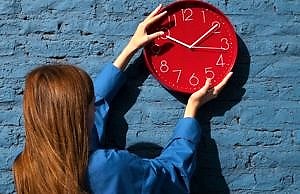 В Украине отменили перевод часов на зимнее и летнее время