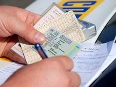 В Украине всех водителей хотят обязать заменить права