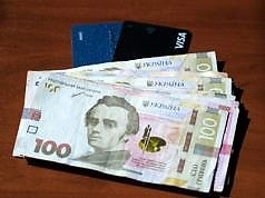 С 1 февраля украинские банки изменят месячный лимит на переводы для физических лиц