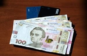 С 1 февраля украинские банки изменят месячный лимит на переводы для физических лиц