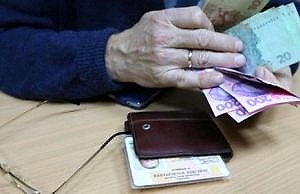 Украинские пенсионеры переходят на наличные деньги из-за банковских ограничений