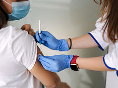 Невакцинированных школьников могут не допустить к занятиям — объяснение Минздрава