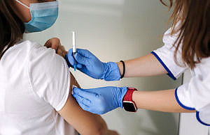 Невакцинированных школьников могут не допустить к занятиям — объяснение Минздрава